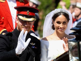Prizi Harry e Meghan Markle durant la tura cun la charrotscha suenter la ceremonia en chaplutta.