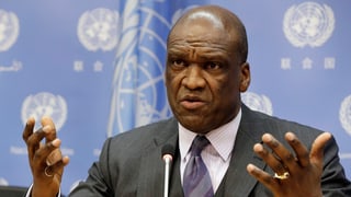 John Ashe discurra avant il gremi da las Naziuns Unidas.