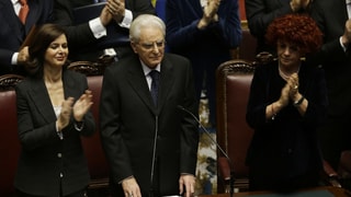 Ils parlamentaris applaudeschan per l’elecziun da Sergio Mattarella sco president da l’Italia.