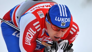 Il passlunghist Alexander Legkow en dress da passlung da la Russia sin la loipa.