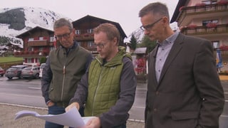 Reto Schmid cun ils plans per il nov bajetg ensemen cun Martin Hongler ed Urban Augustin. Reto Schmid cun ils plans per il nov bajetg ensemen cun Martin Hongler ed Urban Augustin.