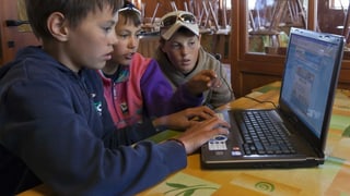 Uffants davant in laptop.