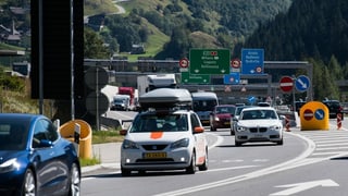 Autos davant il portal sid dal tunnel dal Gottard.