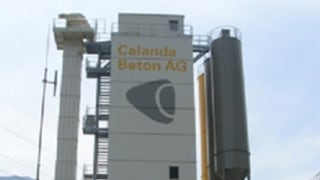 La part sura da la Calanda betun SA cun il logo 'Calanda Beton AG'.