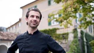 Il cuschinunz Andreas Caminada avant il Schloss Schauenstein a Farschno.
