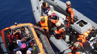 Bastiment da la Bundeswehr che gida fugitivs en la Mar Mediterrana.