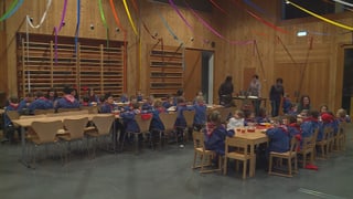 la sala a Lavin cun ils uffants che mangian tschaina. la sala a Lavin cun ils uffants che mangian tschaina.
