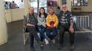 Da san.: Duno Bergamin da Cunter, Tenzin Passang, l’administratoura digls padrinadis, Tashi Tsomo e Peder Collet. En la curt dal tempel dal Dalai Lama a Dharamsala.