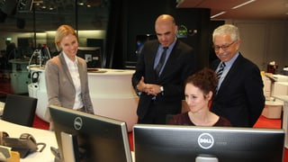 La redactura da novitads Sabrina Hug declara a cusseglier federal Alain Berset, la directura da RTR Ladina Heimgartner ed Oscar Knapp, president da la SRG.R tge lavur ch'ella fa.