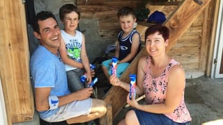 La famiglia Arpagaus da Breil cun in glatsch.
