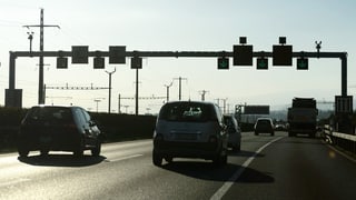 Ils autos sin la A1 tranter Genevra e Losanna dastgan era charrar sin il vial da panna cura ch’i ha bler traffic.