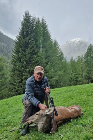 Clà Pult cun sia preda ils 19 da settember sin il territori da Vnà.