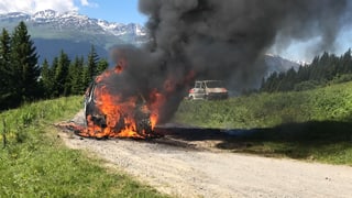 L'auto è en flommas.