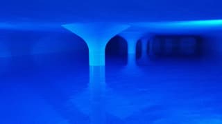 L'aua en il reservoir Waisenhaus vegn illuminada.