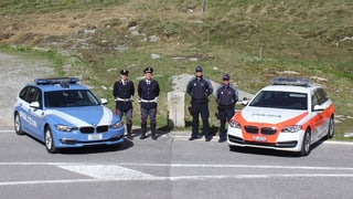 Polizia taliana ensemen cun la polizia grischuna.