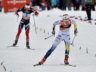 La Svedaisa Stina Nilsson avant la Norvegiaisa Heidi Weng. 