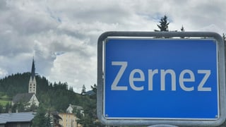 La tavla a l'entrada da Zernez.