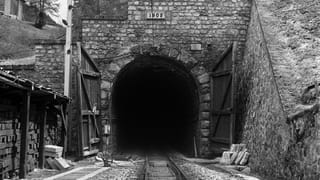Il tunnel dal Alvra colliescha en lingia directa la Val d'Alvra cun la Engiadin’Ota (Preda, fotografia betg datada).