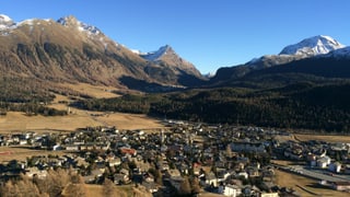 Sguard sin Schlarigna en ina cuntrada brina, sin ils piz da las muntognas è in zic naiv.