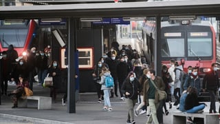 Persunas a la staziun da Locarno.