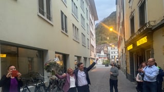 Sandra Locher Benguerel e Jon Pult en las giassas da Cuira
