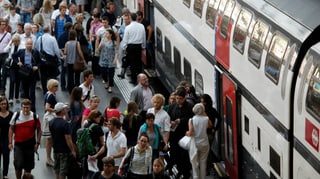 Persunas che entran en il tren.