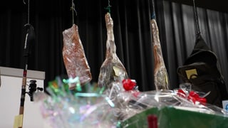 schambuns, schetta ed auters premis mess ora sin tribuna da la halla da scola a Sagogn