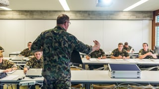 Ina stanza da scola cun militars.