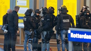 Policists a la staziun da Rotterdam.