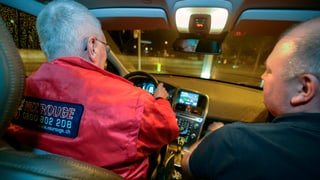 In dals 8’700 voluntaris da Nez Rouge che charrescha in ch’ha bavì memia bler alcohol per anc charrar sez a chasa.