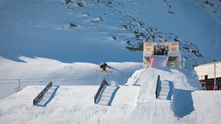 Purtret d'ina cursa da freestyle sin il Corvatsch. 