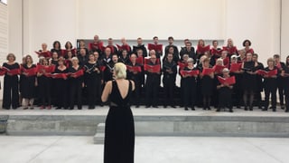 Ils dus chors en acziun cun la dirigenta dal chor Pontanima, Alma Aganspahic. Ils dus chors en acziun cun la dirigenta dal chor Pontanima, Alma Aganspahic.