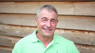 Kurt Deflorin, il schef greenkeeper da la plazza da golf Bunavista a Sagogn.