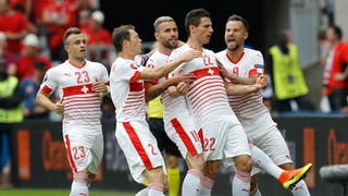 Fabian Schär e ses collegas giubileschan suenter il gol.