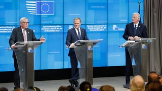 Jean-Claude Juncker, Donald Tusk e Michel Barnier (da san.).