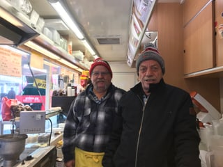 Manfred Lüchinger (dretg) e ses collega en il stan.