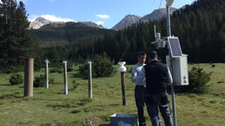 Dus ummens tar la staziun meteorologica en vischinanza da l'Alp Stabelchod.