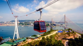 Ina da las cabinas sur il golf da Halong (Vietnam)