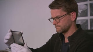 purtret da Werner che guarda tras intginas plattinas da vaider. purtret da Werner che guarda tras intginas plattinas da vaider.