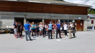 Ultimas explicaziuns dals manaders dal project a las scolaras ed ils scolars da la set- e novavla classa da Scuol.