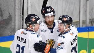 Sami Sandell amez (cun barba) durant ina partida cun l'equipa naziunala da la Finlanda. 