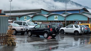Purtret d'in parcadi occupà cun be anc trais plazzas libras. 
