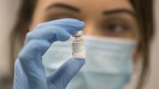 Dunna cun mascrina e vaccin enta maun.