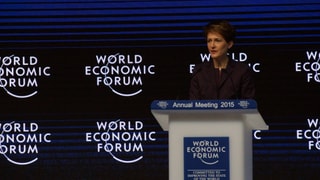 La presidenta da la confederaziun Simonetta Sommaruga tar ses pled d'avertura al WEF 2015.