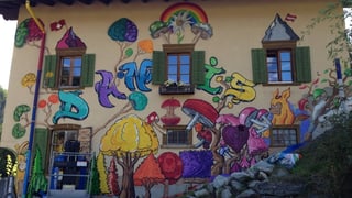 Ina da las fatschadas dal hostel Autra Caussa a Danis Ina da las fatschadas dal hostel Autra Caussa a Danis