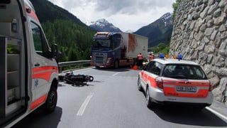In auto da polizia, in'ambulanza, il camiun ed il töff al lieu da l'accident.