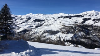 Vista sin la Lumnezia naven da Camuns.