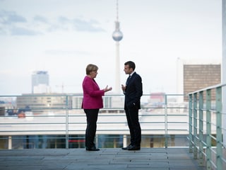 Emmanuel Macron ed Angela Merkel sin la terrassa da la chancellaria a Berlin.