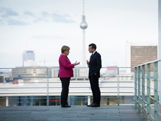 Emmanuel Macron ed Angela Merkel sin la terrassa da la chancellaria a Berlin. Emmanuel Macron ed Angela Merkel sin la terrassa da la chancellaria a Berlin.