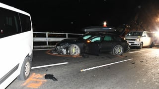 Purtret da l'auto destruì che stat amez la via. Purtret da l'auto destruì che stat amez la via.